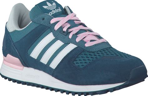 adidas blauwe sneakers.